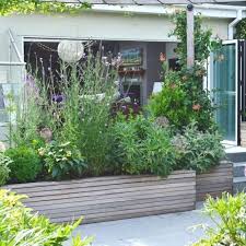 Lange Hochbeete Als Abgrenzung Und Sichtschutz Vor Der Terrasse Abgrenzung Als Classich Lange Hoch In 2020 Bepflanzung Garten Landschaftsbau Garten Pflanzen