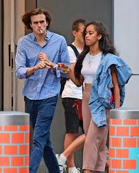 I didn't know how much i needed that video of sasha obama. Pin By Am On Street Style Obama Daughter Malia Obama Malia Obama Boyfriend