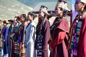Gen Z puts traditional Tibetan costumes ...