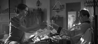 Mankiewicz's tumultuous development of orson welles' iconic masterpiece citizen kane (1941). Mank Review David Fincher S Film Drowns In Booze And Backstory The Young Folks