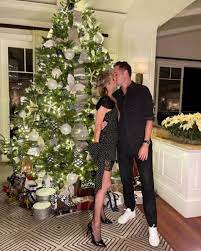 Talking about his age, carter reum is 39 years old. Paris Hilton And Boyfriend Carter Reum Kiss In Sweet Holiday Photos My Christmas Wish Came True