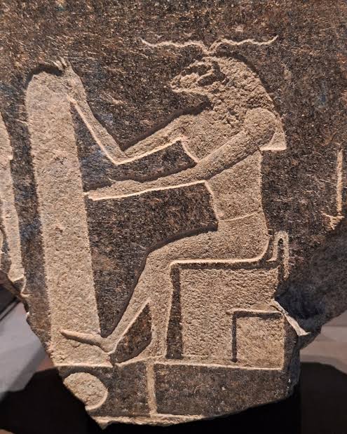 🛕 Jnum, el dios alfarero que modela la creación Este fragmento de relieve, hallado en Tell Basta (Bubastis) y fechado en la dinastía XXX (360–346 a.C.), representa al dios Jnum (Khnum), una