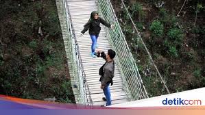 Harga tiket masuk ke bravo adventure relatif mahal yaitu muali dari. Jalan Jalan Ke Jembatan Gantung Situ Gunung Sukabumi Pas Untuk Wisata