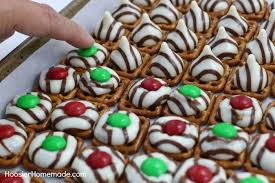 Looking for more easy christmas candy to make? Christmas Candy Pretzel Hugs Hoosier Homemade