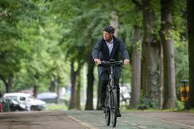 May 30, 2021 · pesedintele klaus iohannis a trasmis, duminica, un mesaj de ziua romanilor de pretutindeni, zi speciala dedicata diasporei. PreÈ™edintele Iohannis La Plimbare Cu Bicicleta Prin BucureÈ™ti Ecopolitic