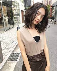 黒髪ミディアムで大人の魅力を パーマからアレンジまでお洒落なヘアスタイル特集 folk ミディアム 黒髪 ミディアム パーマ 黒髪 黒髪 ミディアム 前髪なし