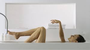 Leider konnten wir diesen artikel nicht auf deutsch übersetzen. Frau Entspannt In Der Badewanne Doch Dann Bleibt Sie Stecken