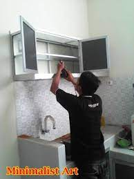 Sekarang kita telah melewati tahun 2012, kiranya kita akan dapat melihat garis besar tren utama yang telah memberikan gambaran untuk tahun ini, dengan sedikit personality dalam hal warna, pola, dan keunikannya. Model Kitchen Set Aluminium Minimalist Art