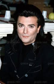 Il brano anticipa l'uscita del nuovo album e la partenza di un nuovo grande tour. Pin On Renato Zero