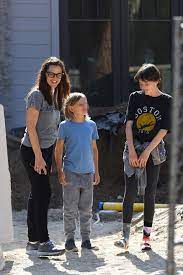 Jennifer garner and john miller. Jennifer Garner Seraphina 12 Samuel 9 Visit Under Construction Home After Ben J Lo Go House Hunting Hot And Viral News