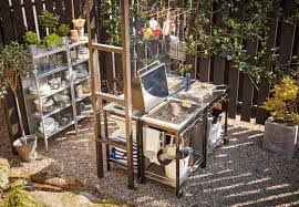 Eine Gartenkuche Bestehend Aus 3 Klasen Servierwagen Aus Edelstahl Einem Grill Und Einem Schrank Outdoor Kuche Kochen Im Freien Outdoor