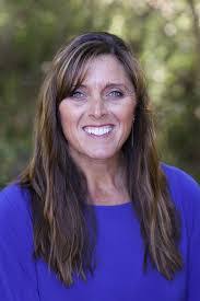 Lisa Poston's Instagram, Twitter & Facebook