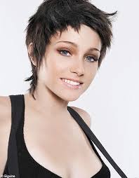 Court Destructure Coupes Courtes Elle Cheveux Courts Bruns Cheveux Courts Coupe De Cheveux Courte