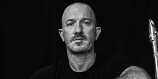 Envision Records presenta al compositor Colin Stetson con una malévola  pieza de saxofón · Arts & Crafts México