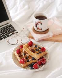 Waffles Lover Petit Dejeuner Au Lit Ce Matin De Bonnes Gaufres Des Fruits Un Bon The Et Le Tour Est Joue Quel Est Vo Perfect Breakfast Breakfast Food