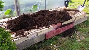 Sie haben es laut dem orf geschafft auf 1000m seehöhe „mit einfachsten mitteln einen wahren garten eden in den steilhang zu zaubern. die permakultur dokumentation wurde 2009 gedreht. Beete Anlegen Ohne Umgraben Permakultur Und Strohballenbeet Youtube