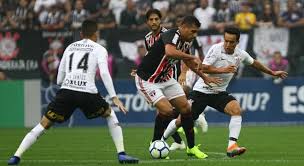 A partida do majestoso foi alterado pela fpf (federação paulista de futebol) para as 22h15, após a justiça proibir jogos às 16h. Corinthians E Sao Paulo Empatam Em Classico Polemico No Brasileirao Esportes R7 Futebol