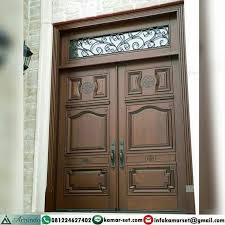 Desain dapat disesuaikan dengan gaya arsitektur rumah anda untuk menciptakan perpaduan yang serasi dan harmonis. Desain Pintu Utama Klasik Kotemporer Dari Kayu Jati Pintu Kupu Tarung Kusen Atas Jendela Di Lapis Front Door Design Wood Wooden Door Design Wood Exterior Door