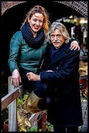 Hij vindt de bewuste dame, martha riemsma, namelijk een enorm slechte stukjesschrijver. Derksen En Zijn Dochter Openhartig Over Hun Relatie Vroeger En Het Trapongeluk Show Ad Nl