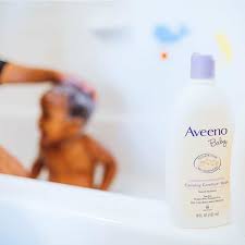 Combined with natural oat extract, this rich lathering cleanser helps leave skin feeling moisturized and soothe your baby's delicate skin, leaving it feeling clean, soft and healthy. Aveeno Baby Calming Comfort Bath 532ml Baby Amore Uae