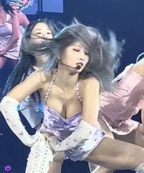 モモ、激しいダンス中に乳輪と乳首ポロリwwwwww | 芸能ハプニングTV