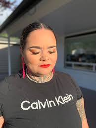 Hey! My name in Gloria im a freelance makeup artist, I travel as well! If  anyone is looking to get a service done for a special event or even just a  casual