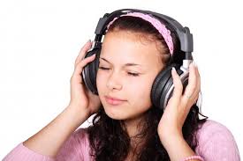Ecco, a quanto pare non ascoltiamo musica triste solo per provare empatia verso le disgrazie attraverso cui passano gli autori delle ballate, ma anche per far credere al nostro cervello che. Depressione Perche Ci Sentiamo Meglio Dopo Aver Ascoltato Musica Triste