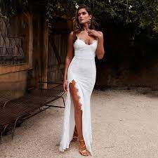 Le haut se caractérise par les dentelles. Robe Blanche Longue De Soiree Soiree Blanche