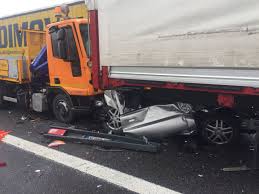 Ore drammatiche in cui si contano sette incidenti dovuti alla scarsa visibilità e. Tragico Incidente In A13 Muore Una Donna Schiacciata Sotto Un Camion Estense Com Ferrara