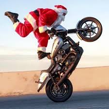 We are used to seeing santa claus in sleigh with reindeer to fly judiciously distributing gifts to children. Santa Playing During His Time Off Motorcycle Christmas Santa Harley Davidson