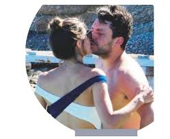 Preuve en est, le magazine closer (en kiosques le 1er septembre) publie cette semaine des clichés du couple lors de ses retrouvailles au maroc, où kev toujours selon nos confrères, la jolie romance d'iris mittenaere et kev adams aurait débuté au printemps dernier, quelque temps après la rupture. Iris Mittenaere Et Kev Adams Se Lachent Enfin Le Couple S Affiche Tres Tactile