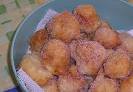 Unisci al composto la farina setacciata e mescola bene il tutto fino ad ottenere. Frittelle Di Carnevale Alle Mele Un Dolce Sfizioso Facile E Veloce Che I Bimbi Ameranno Pronte Subito Senza Lievito La Ricetta Piu Donna