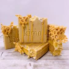 Non Seulement Kimo Cree Des Savons Naturels Respectueux De La Peau Mais Elle Les Transforme En Quelque Chose De Beau Oats And Honey Honey Soap Honey Oats