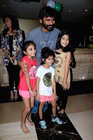 Soundarya rajinikanth (sister) anirudh ravichander (cousin) aishwarya rajinikanth dhanush (born 1 january 1982) is an indian film director and playback singer. Vip 2