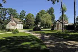 Construit Par L Architecte Jean Francois Leroy Pour Le Prince Louis Joseph De Bourbon Conde Le Hameau Est Anterieur Au Hameau De Mansions House Styles Domaine