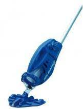 L'aspirateur est fourni avec une grande poignée mais il est possible d'y adapter un grand manche afin de se servir de l'aspirateur dans une piscine par exemple. Aspirateur Batterie Pour Piscine Irrijardin