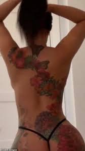 Then, only a few minutes after taking the stage, the female emcee made the news official on her instagram. Cardi B Zieht Sich Nur Bis Zu Ihrem String Aus Um Ein Massives Ruckentattoo Mit Einem Blick Auf Ihr Derriere Zu Zeigen Aktuelle Boulevard Nachrichten Und Fotogalerien Zu Stars Sternchen