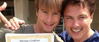 John barrowman, mbe (born 11 march 1967) appeared as captain jack harkness, beginning in the television story the empty child in 2005. Doctor Who John Barrowman Heiratet Lebensgefahrten