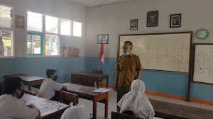 Inilah informasi loker di majalengka untuk lulusan untuk sobat yang hanya menyelesaikan jenjang pendidikan sekolah dasar atau sekolah menengah pertama. 14 Guru Meninggal Karena Covid 19 Kbm Di Majalengka Ditunda Tribun Jabar