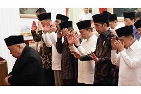 Usai berbuka puasa, jokowi dan para wartawan melaksanakan salat magrib berjamaah. Buka Bersama Di Istana Turunkan Tensi Politik