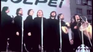 Chanson de quilapayún et inti illimani sortie 1970 enregistré 1970 langue espagnol genre folk , nueva canción chilena (en) auteur quilapayún compositeur sergio ortega label dicap (es) la voce del padrone modifier el pueblo unido jamás será vencido (« le peuple uni ne sera jamais vaincu ») est une chanson chilienne écrite par le groupe quilapayún et composée par le musicien sergio. Companero Victor Jara Presente New Frame