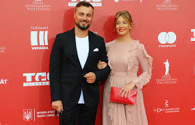 74,644 likes · 1,867 talking about this. Elena Kravec Vpervye S Muzhem Vyshla Na Krasnuyu Dorozhku Karavan