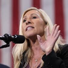 Brantley Gilbert pauses concert as wife gives birth