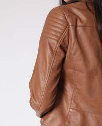Dans un pur esprit steampunk cette veste sans manches est composée de parties marron et d'autres noir, elle est agrémentée de vis cuivrées. Veste En Simili Cuir Camel 323298721a07 Pimkie