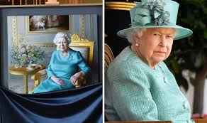 The images of her coronation (the portrait sitting) are just so beautiful. Queen Elizabeth Ii Painting Empty Tea Cup In New Portrait Baffles Royal Fans Sacrilege Royal News Express Co Uk