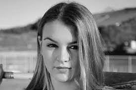 May 28, 2021 · dixie lewis, the daughter of moneyball author michael lewis and former mtv news correspondent tabitha soren, has died. The Tragic Death Of The Daughter Of The Writer Michael Lewis She Was Only 19 Years Old