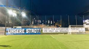 Spieler vom hsv und dem fc st. Hsv Fans Beleidigen Fc St Pauli Mit Schmahbanner Auf Dem Trainingsplatz Focus Online