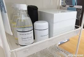 ikeaのhornavanバスルームワゴンに500mlペットボトルを収納している画像 収納 収納 アイデア キッチン デスク