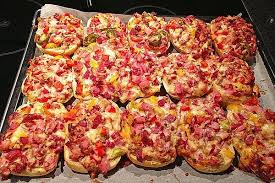 Pizzabrotchen Von Ela Chefkoch Rezept In 2020 Pizzabrotchen Rezept Pizzabrotchen Rezepte