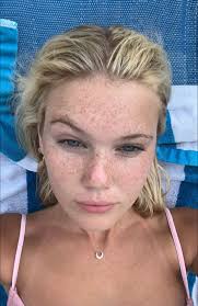 She filled in her nose with fake freckles 😳